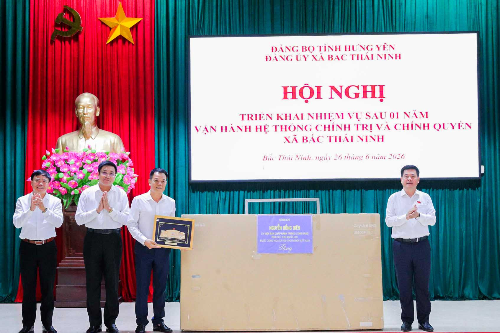 pho-chu-tich-quoc-hoi-nguyen-hong-dien-tang-qua-luu-niem-cho-xa-bac-thai-ninh(1).jpg