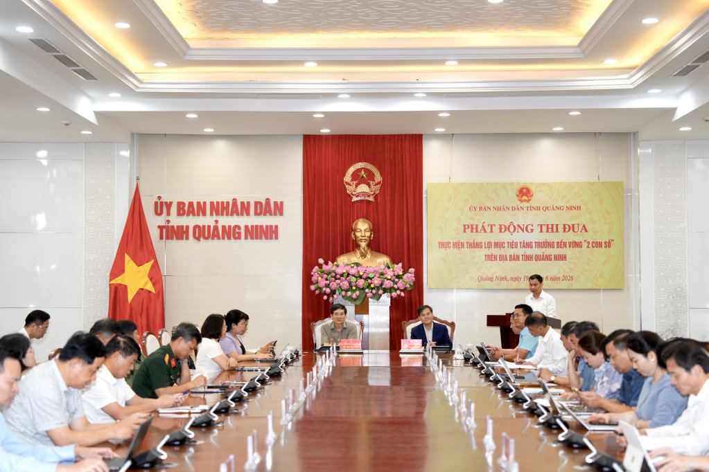 UBND tỉnh Quảng Ninh vừa tổ chức phát động thi đua thực hiện thắng lợi mục tiêu tăng trưởng bền vững 2 con số. Ảnh Đỗ Phương