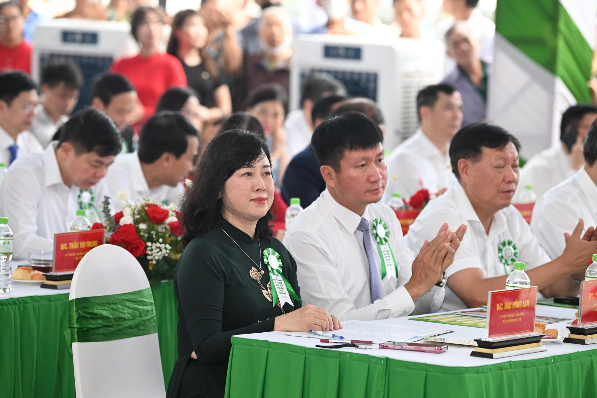 Uỷ viên Trung ương Đảng, Bộ trưởng Bộ Y tế Đào Hồng Lan; Uỷ viên Trung ương Đảng, Bí thư tỉnh uỷ Ninh Bình Trần Huy Tuấn tham dự buổi Lễ. Ảnh: Mạnh Quân