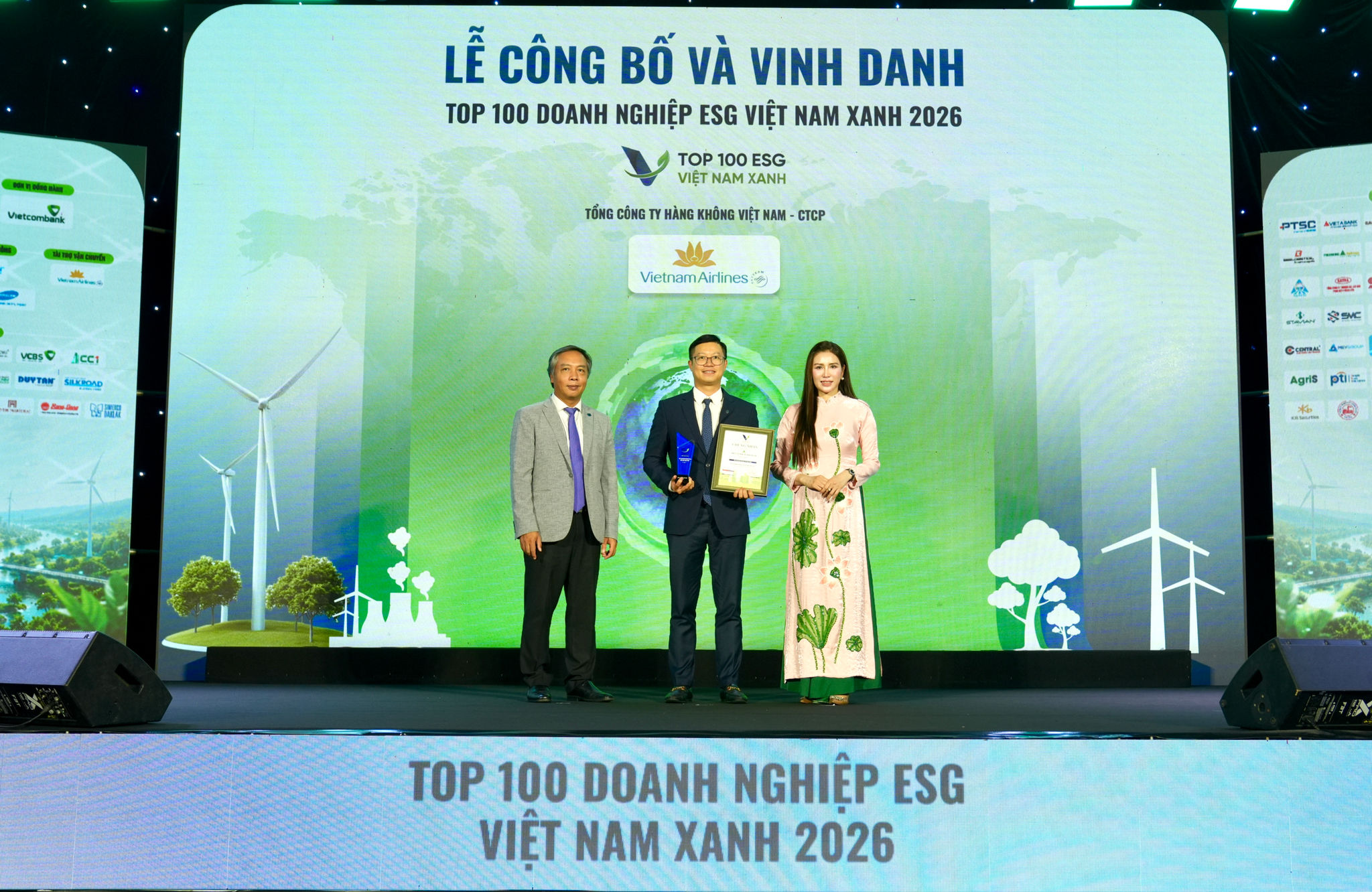 2. Vietnam Airlines được vinh danh trong Top 100 ESG Việt Nam Xanh 2026