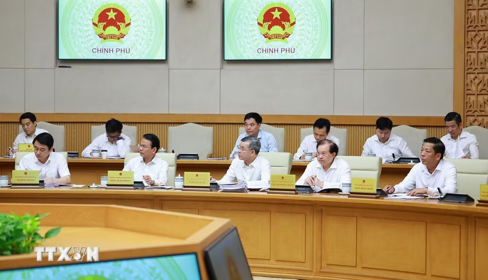 afef4691c2ddcc630c6d2b6b7c61a23309dcefeec1ad91f459ac70f3207e73b6e-_ttxvn-2706-thu-tuong-phien-hop-xay-dung-phap-luat-8.jpg.avif