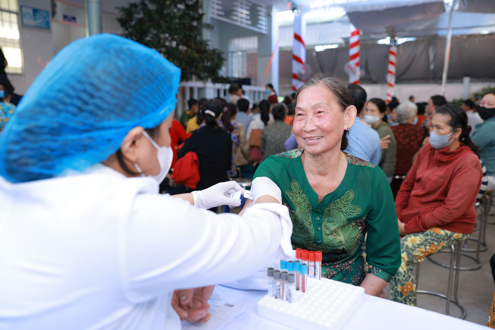 Bác sĩ khám bệnh chuyên sâu và phát thuốc miễn phí cho người dân Xã Thạnh Xuân.