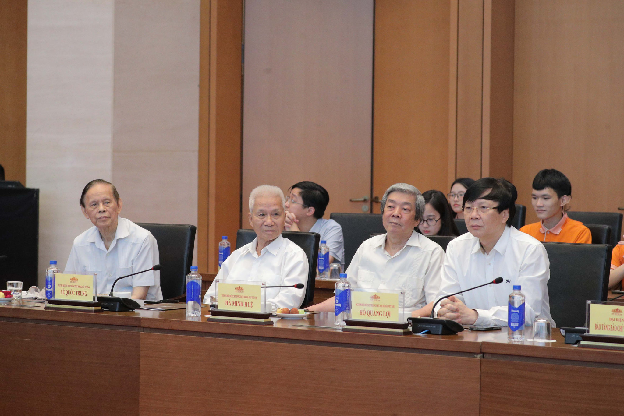 Các đại biểu dự 4