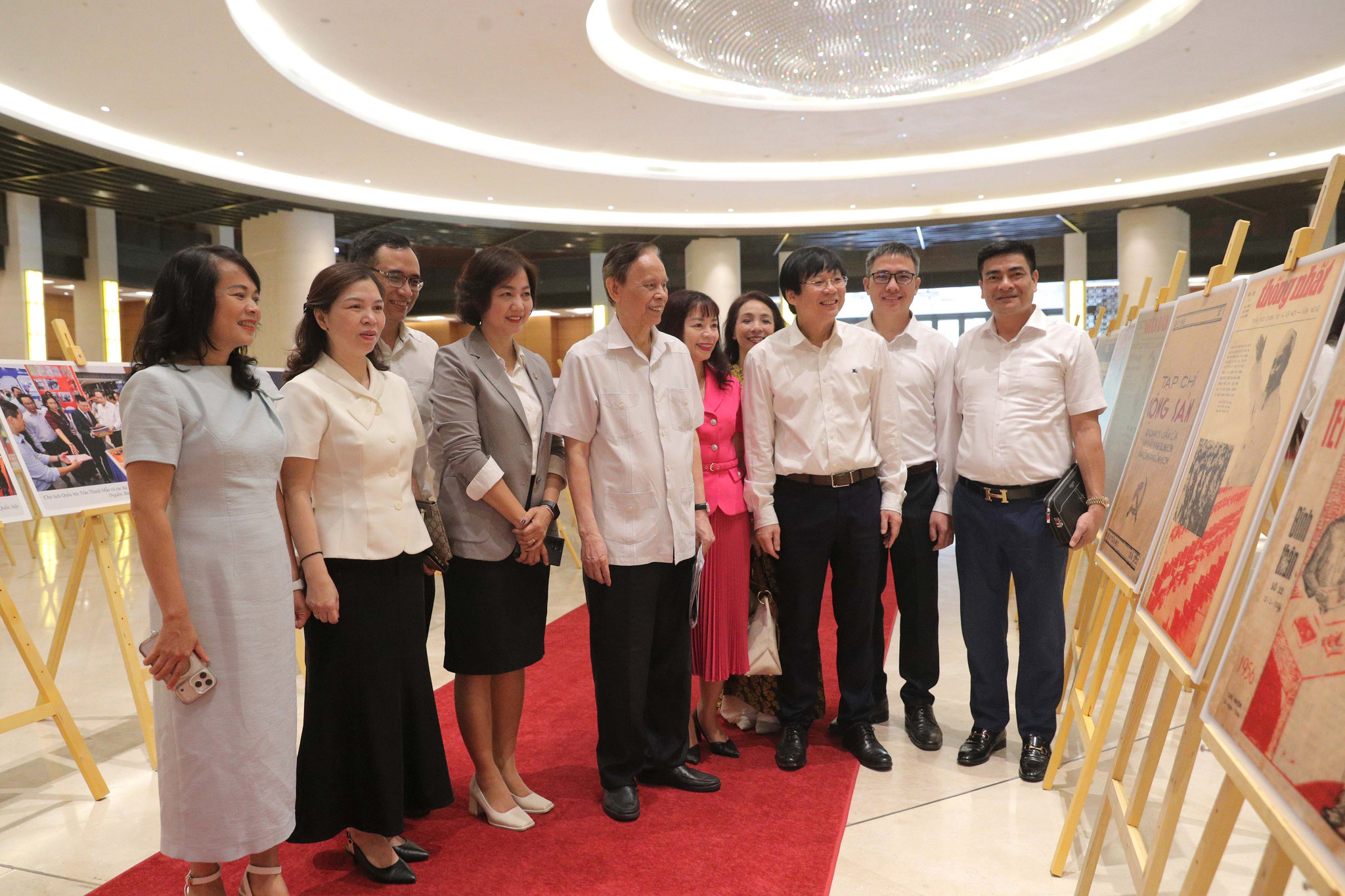 Các đại biểu tham quan 2