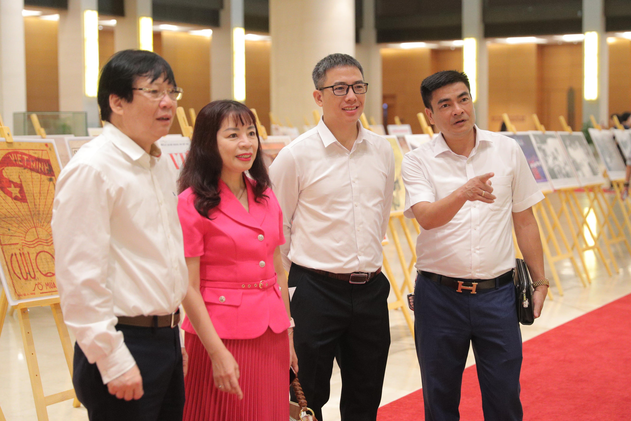 Các đại biểu tham quan