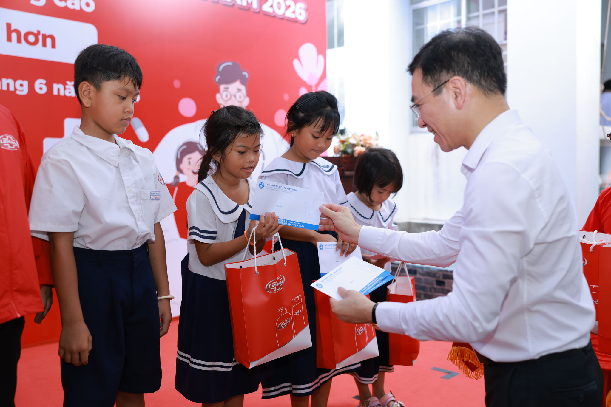 Các đại diện trao tặng các suất quà sức khỏe và học bổng cho gia đình khó khăn.
