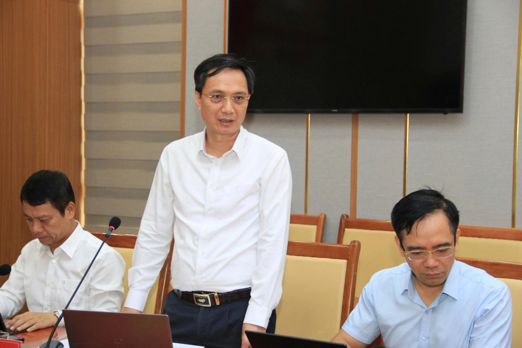 Lãnh đạo Sở Khoa học và công nghệ báo cáo nội dung 02 dự thảo Nghị quyết.
