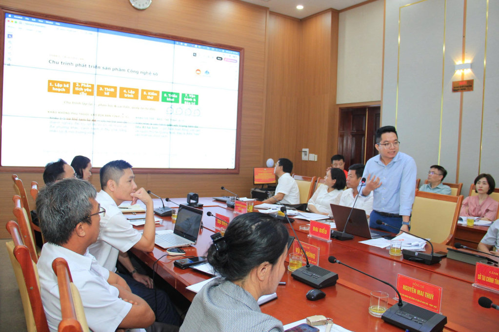 Đại biểu tham gia ý kiến phản biện dự thảo Nghị quyết tại hội nghị.