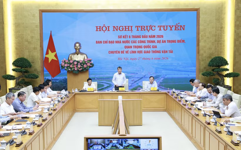 Prime Minister Le Minh Hung chairs the meeting reviewing the implementation of major transport projects during the first six months of 2026 on June 27, 2026. Photo: VNA