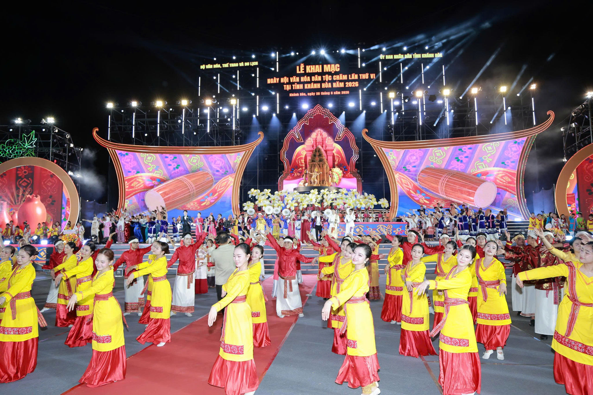 Thiếu nữ Chăm duyên dáng trong vũ điệu truyền thống.
