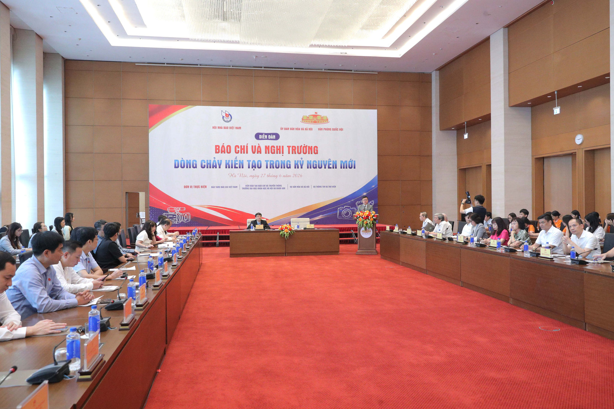 Toàn cảnh (Tổng Biên tập Báo Nhân dân)