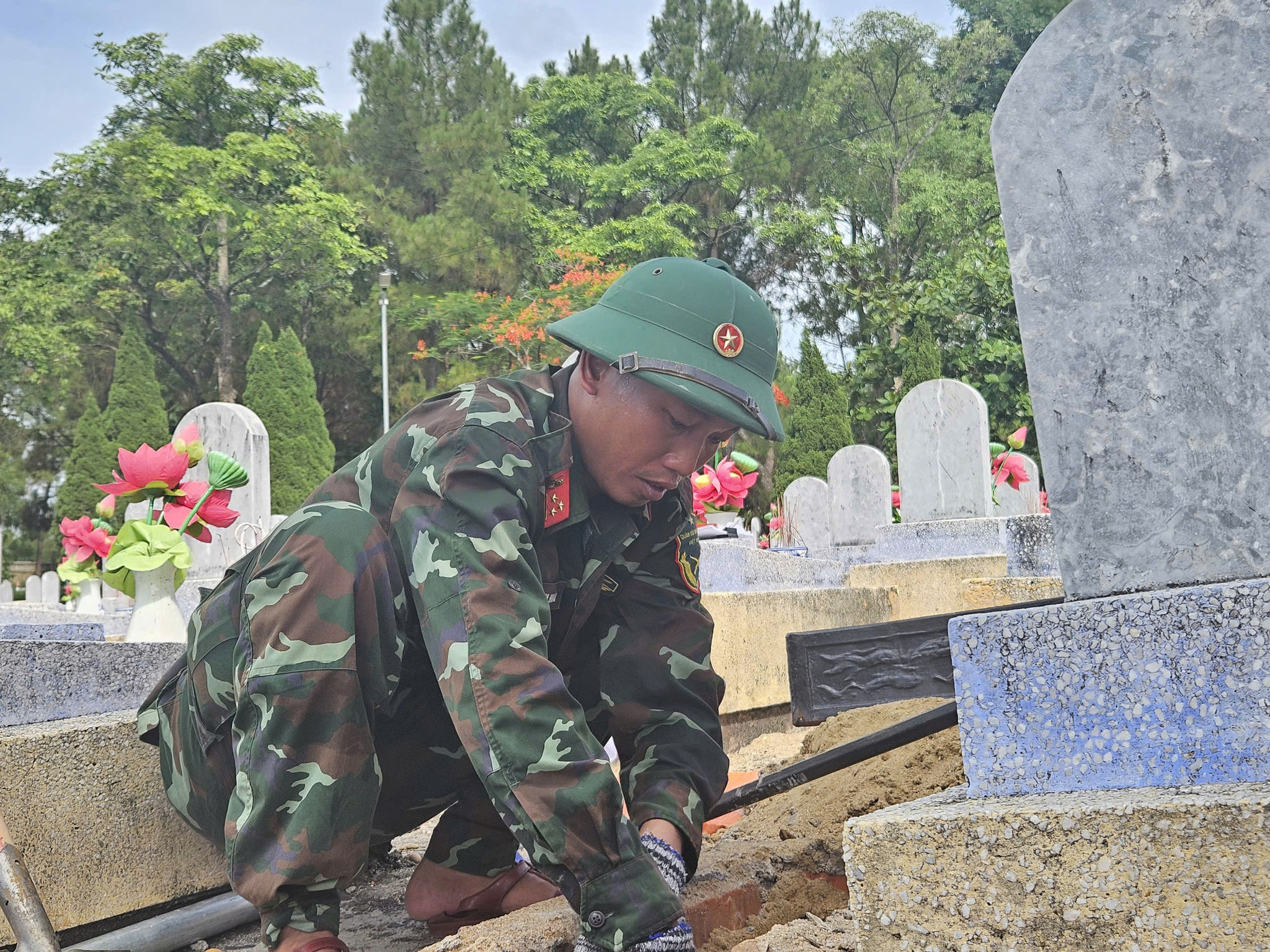 ANH 12 NHAN VIEN 584 TIÊN HANH BOC TAC HUYET MO LIET SI DE DUA CAC ANH LEN TRÊN VA DI CHUYEN DEN KHU VUC LAY MAU