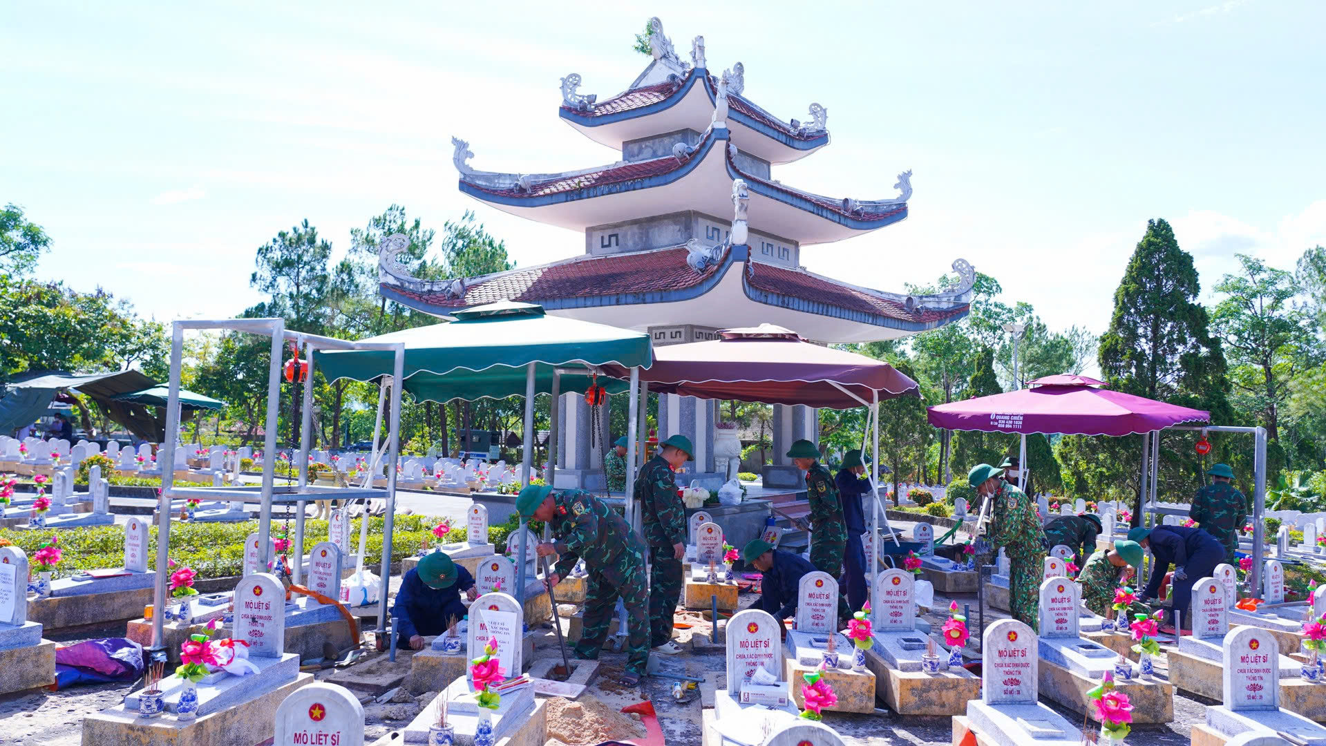 ANH 3 CONG TAC LAY MAU SINH PHAM TAI NGHAI TRANG LIET SI DUONG 9 DIEN RA KHAN TRUONG