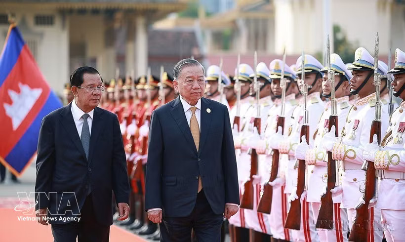 Cambodian People's Party President and Senate President Samdech Techo Hun Sen, authorised by Cambodian King Norodom Sihamoni, presides over the official welcome ceremony for General Secretary of the Communist Party of Vietnam Central Committee To Lam during his state visit to Cambodia in Phnom Penh on February 6, 2026. (Photo: VNA)