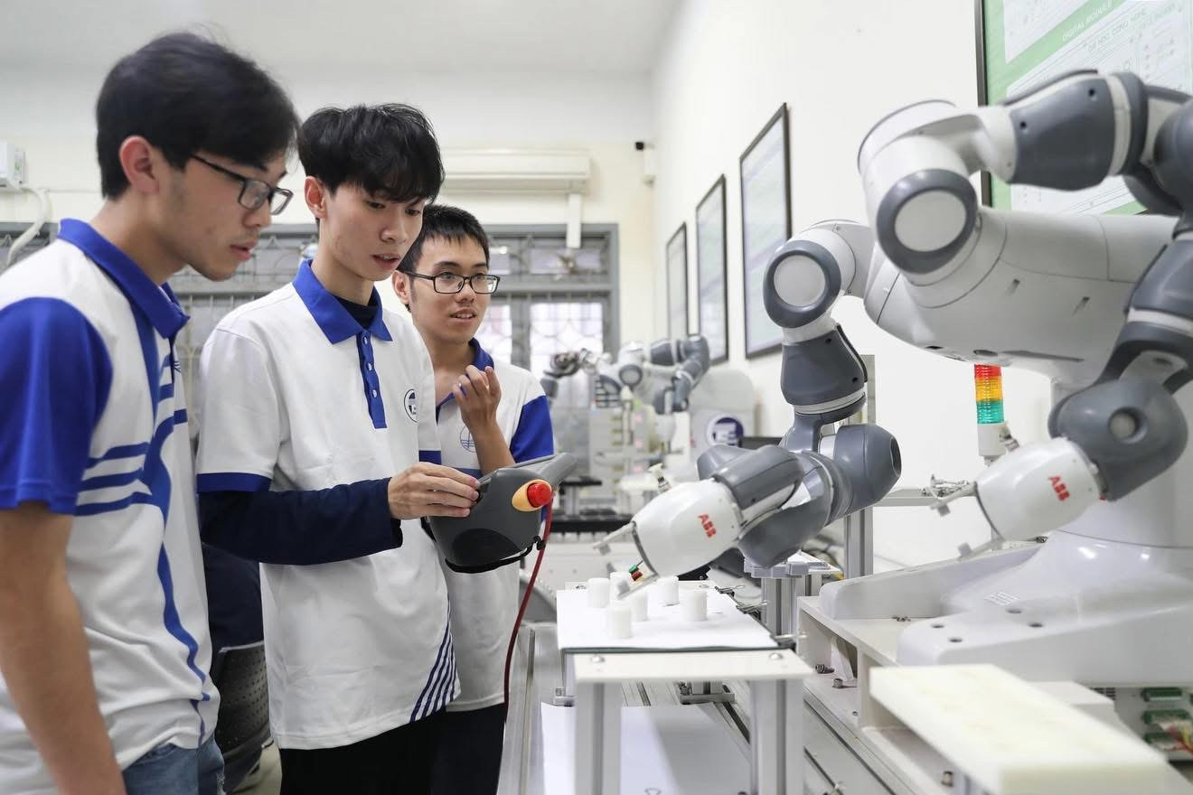 Sinh viên Trường Đại học Công nghệ, Đại học Quốc gia Hà nội thực hành tại phòng thực tập kỹ thuật Điện tử & Số