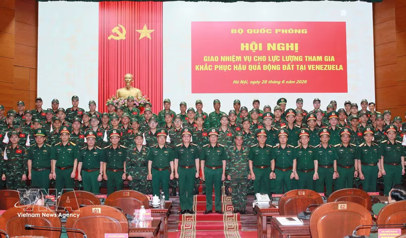 General Nguyen Tan Cuong, Chief of the General Staff of the Vietnam People’s Army (VPA) and Deputy Minister of National Defence, and officers and servicemen departing for mission in Venezuela (Photo: VNA) 