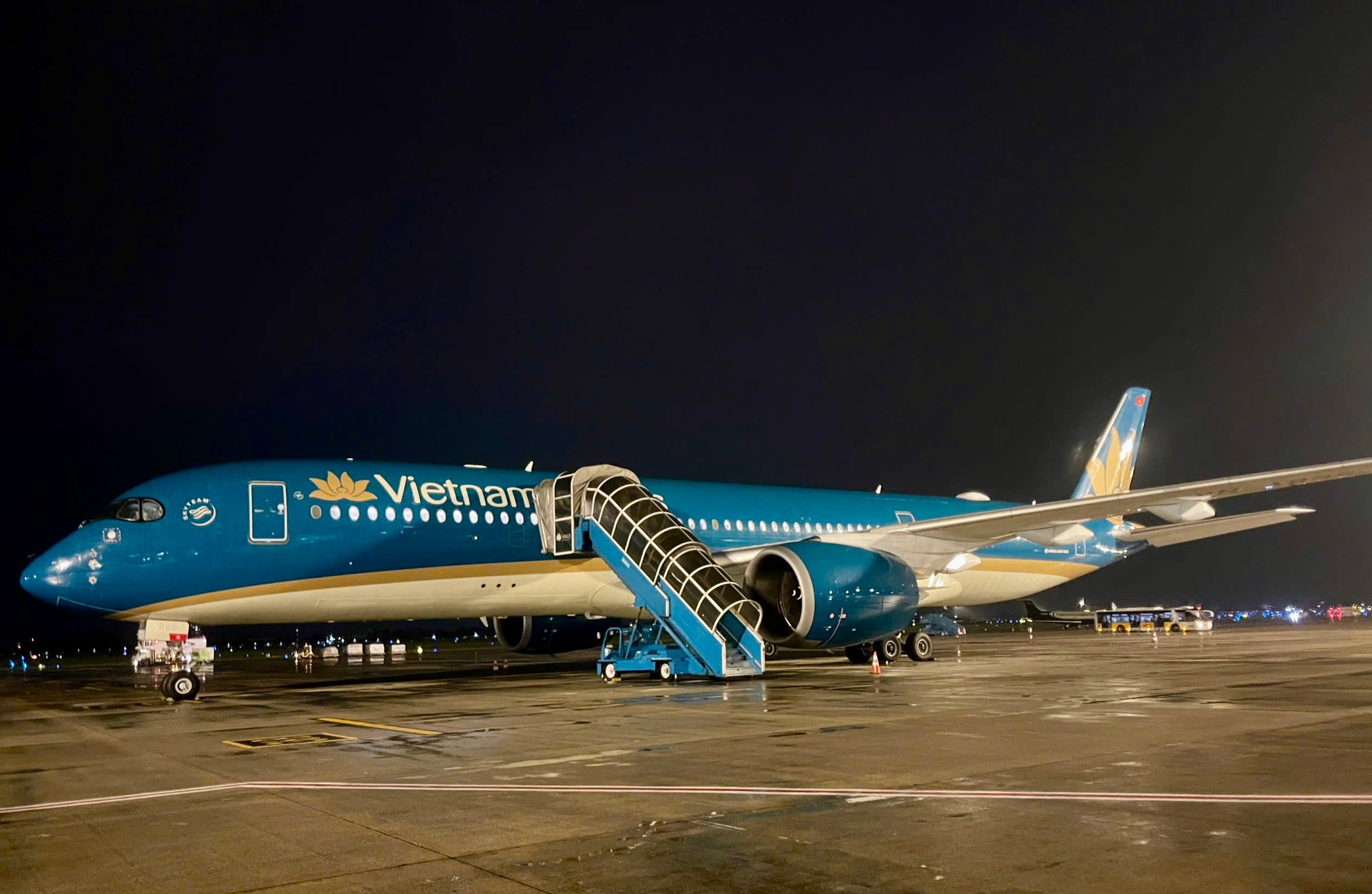 1. Vietnam Airlines thực hiện chuyến bay đặc biệt vận chuyển lực lượng tham gia tìm kiếm cứu nạn, hỗ trợ nhân đạo cùng trang thiết bị chuyên dụng tới Venezuela. (Ảnh_ VNA)