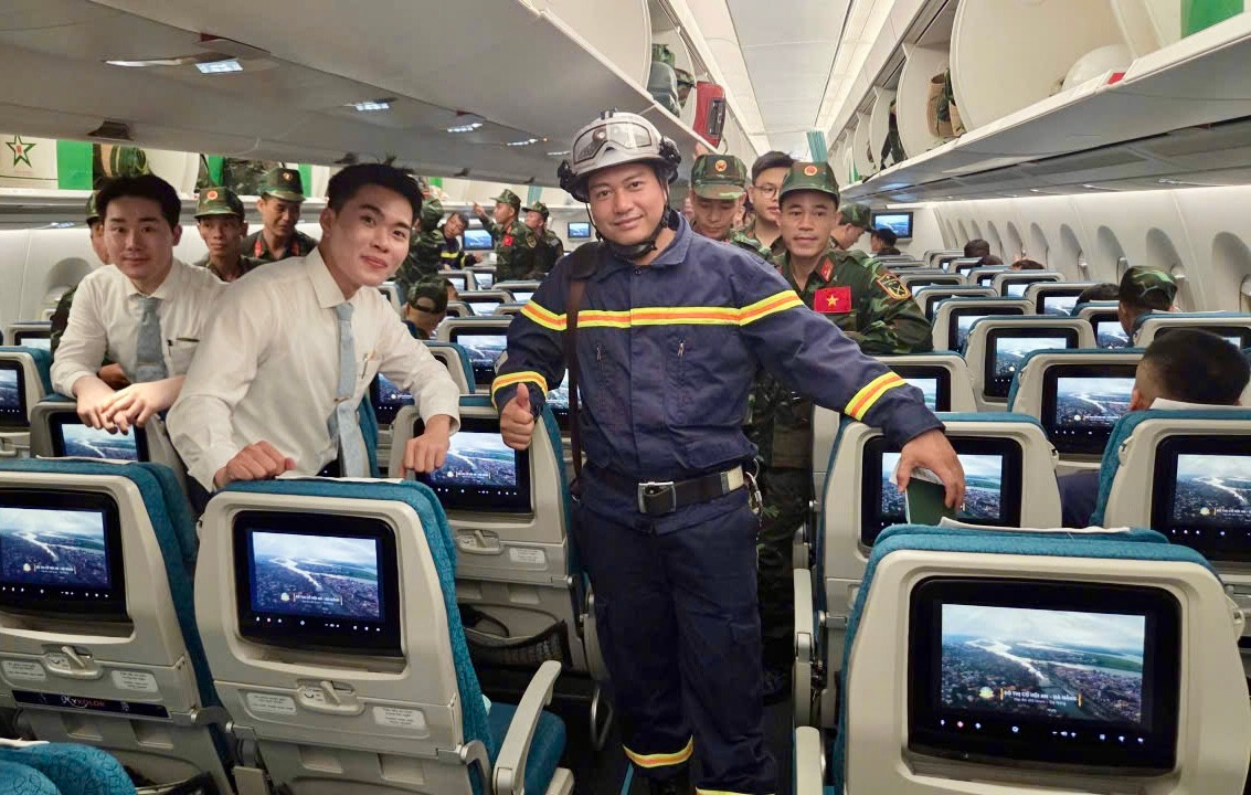 3.2. Vietnam Airlines vận chuyển 124 nhân sự cùng 10 chó nghiệp vụ của Bộ Quốc phòng và Bộ Công an. (Ảnh_ VNA)