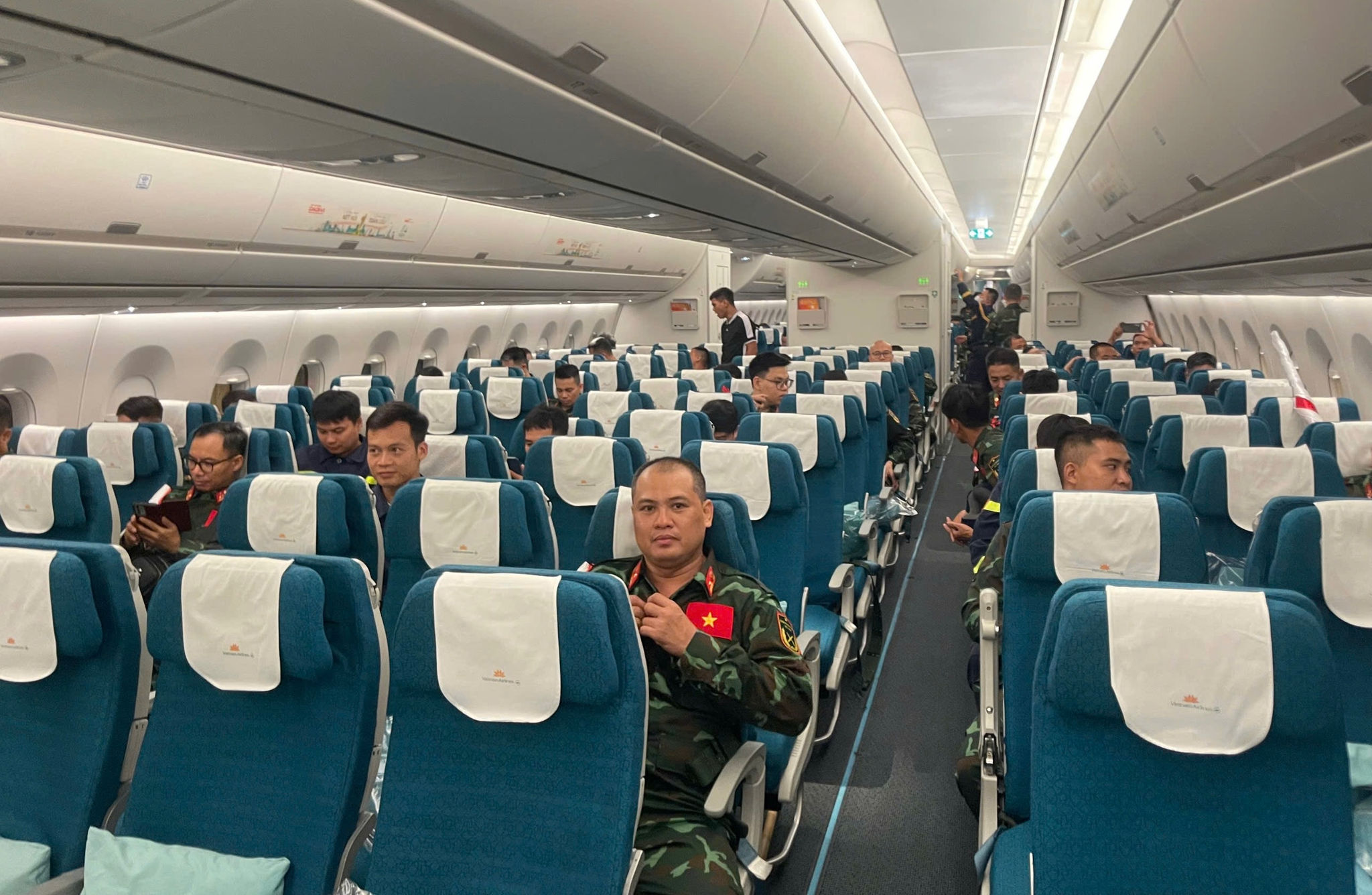 6. Chuyến bay đặc biệt này không chỉ là nhiệm vụ mà còn là cam kết của Hãng hàng không Quốc gia trong việc lan tỏa tinh thần nhân ái, kết nối và sẻ chia với bạn bè quốc tế. (Ảnh_ QĐND)