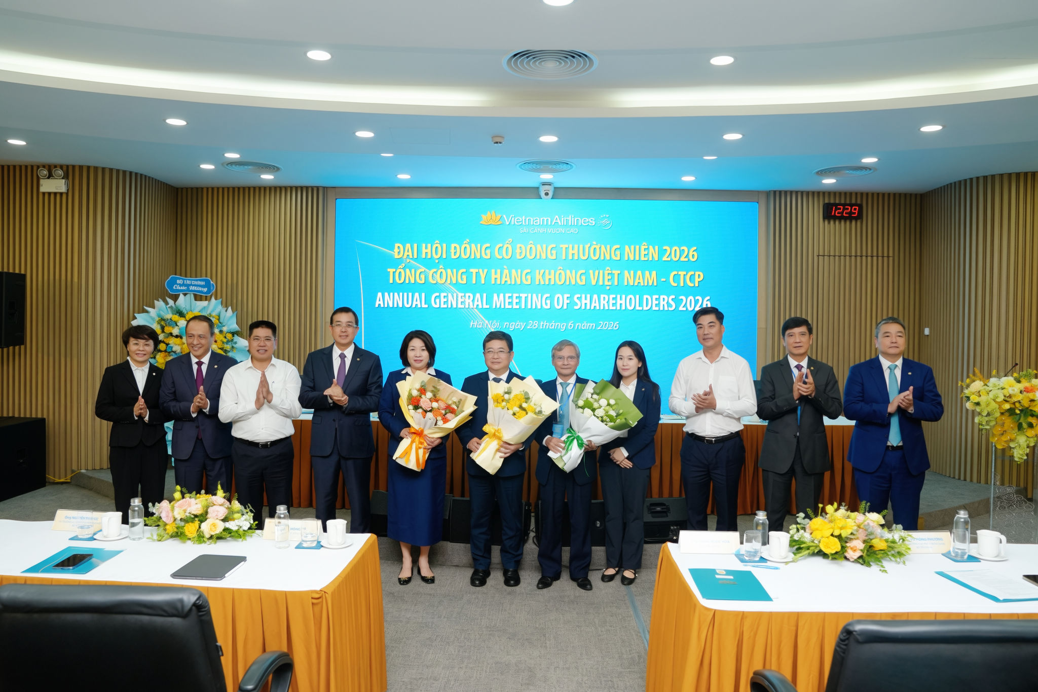 8. Đại hội chúc mừng các TV HĐQT và Ban Kiểm soát