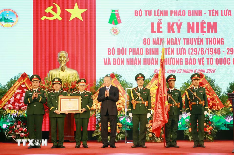cdb57feb901aea868e56e8a402356a73-_ttxvn-tong-bi-thu-chu-tich-nuoc-du-le-ky-niem-80-nam-bo-doi-phao-binh-ten-lua-2906-18.jpg.avif