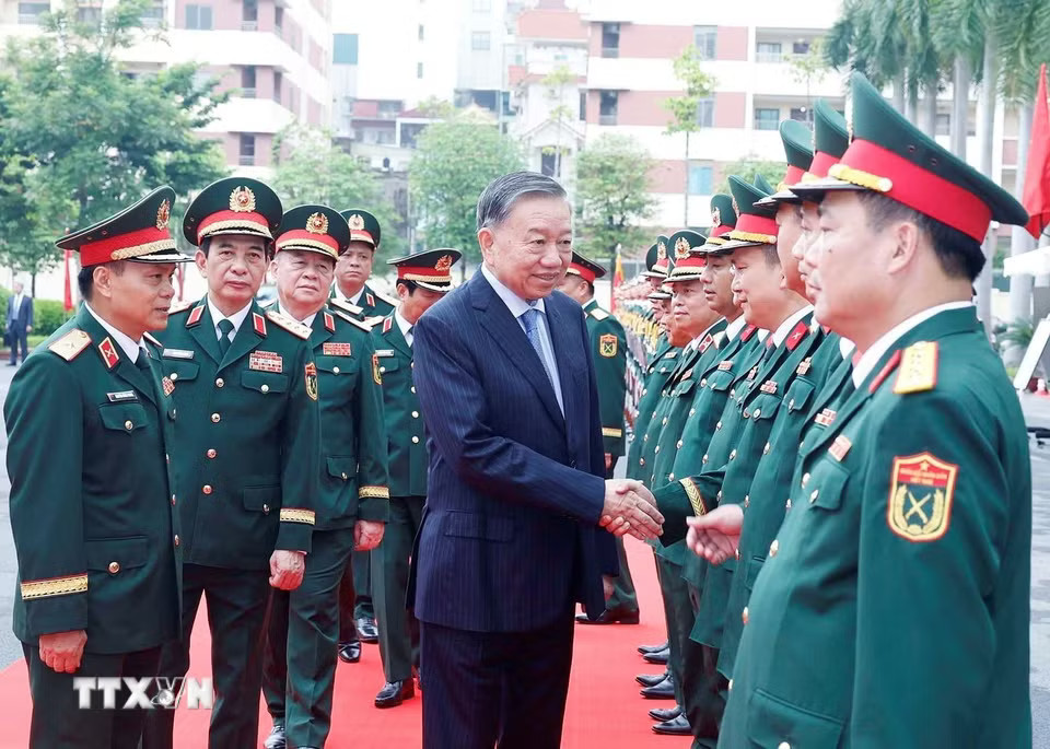 cf84f67957c373792719d2fd07b1e1d1-_ttxvn-tong-bi-thu-chu-tich-nuoc-du-le-ky-niem-80-nam-bo-doi-phao-binh-ten-lua-2906-2.jpg.avif