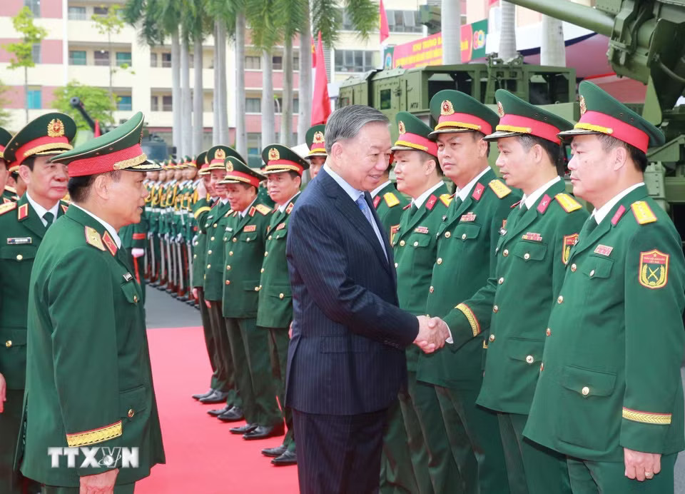 d711f75e4d87a2ab6fd97e9d802e8-_ttxvn-tong-bi-thu-chu-tich-nuoc-du-le-ky-niem-80-nam-bo-doi-phao-binh-ten-lua-2906-3.jpg.avif