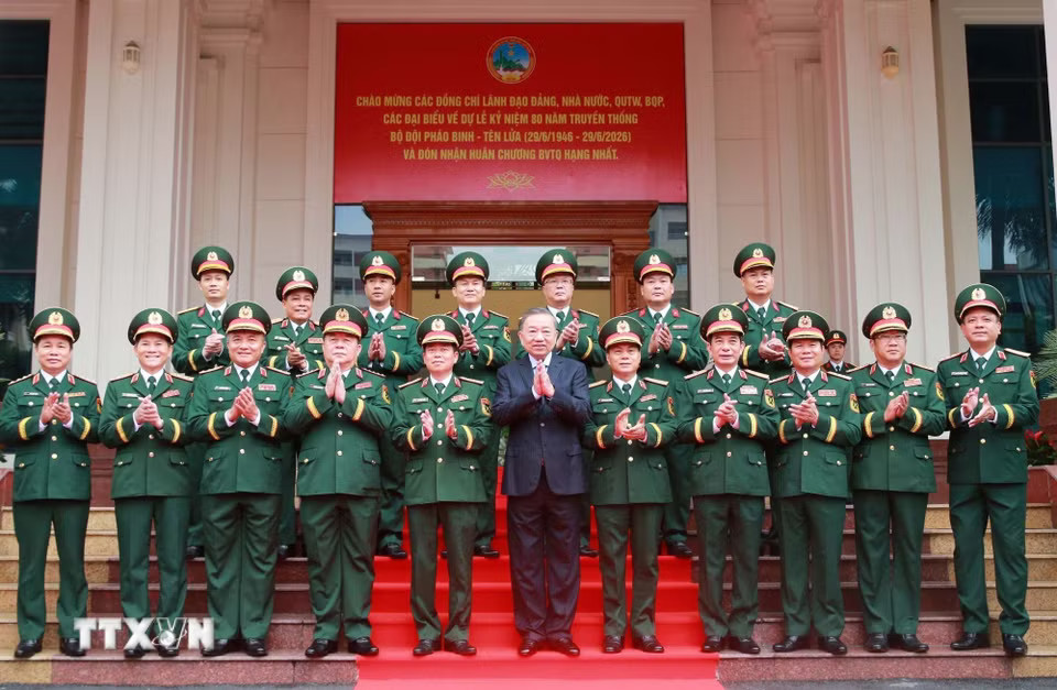 ddf271ce49e5fbe6c1d1814b02b130ff-_ttxvn-tong-bi-thu-chu-tich-nuoc-du-le-ky-niem-80-nam-bo-doi-phao-binh-ten-lua-2906-4.jpg.avif
