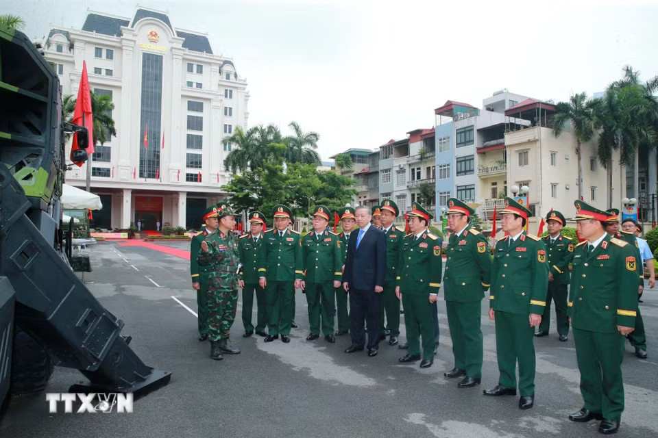 f7a8e8cf5f25e615de15ef3a34aa779-_ttxvn-tong-bi-thu-chu-tich-nuoc-du-le-ky-niem-80-nam-bo-doi-phao-binh-ten-lua-2906-6.jpg.avif