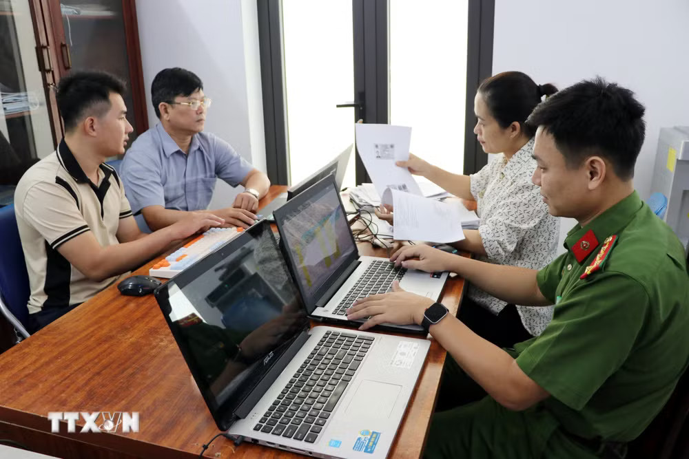 Các cán bộ xã Kim Thành, Hải Phòng, khẩn trương cập nhật dữ liệu, bổ sung thông về cơ sở dữ liệu đất đai của xã. (Ảnh: Mạnh Tú/TTXVN) ttxvn-du-lieu-dat-dai2.jpg