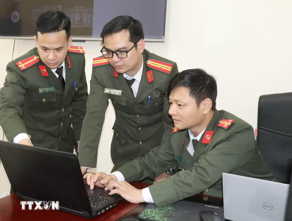 Phòng An ninh mạng và phòng, chống tội phạm sử dụng công nghệ cao, Công an tỉnh Ninh Bình đã kịp thời phát hiện, ngăn chặn và xử lý các hành vi lợi dụng Internet đăng tải, chia sẻ thông tin sai sự thật liên quan đến công tác bầu cử. (Ảnh: Thùy Dung/TTXVN) ttxvn-an-ninh-mang.jpg