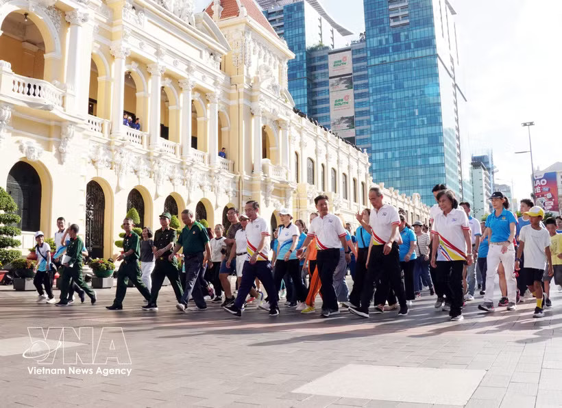 More than 5,000 people join a community walk programme in Ho Chi Minh City on June 28 (Photo: VNA)