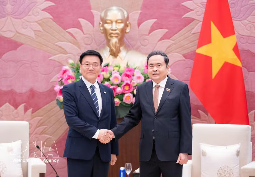 NA Chairman Tran Thanh Man (R) and Director of the Kimhakmin E-roun Institute for Economic Research Prof. Kim Hak-min (Photo: VNA)
