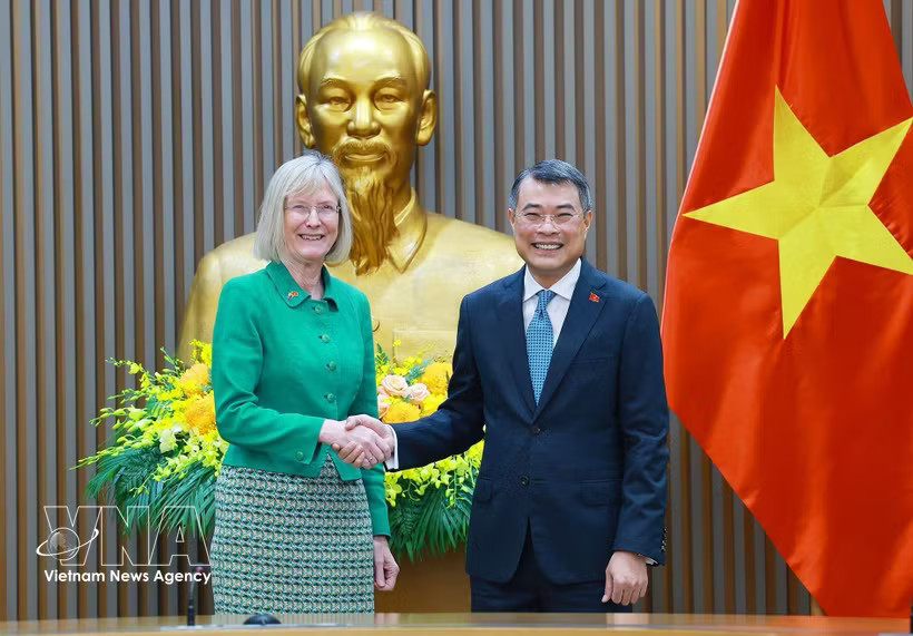 Prime Minister Le Minh Hung (R) and Australian Ambassador Gillian Bird (Photo: VNA)
