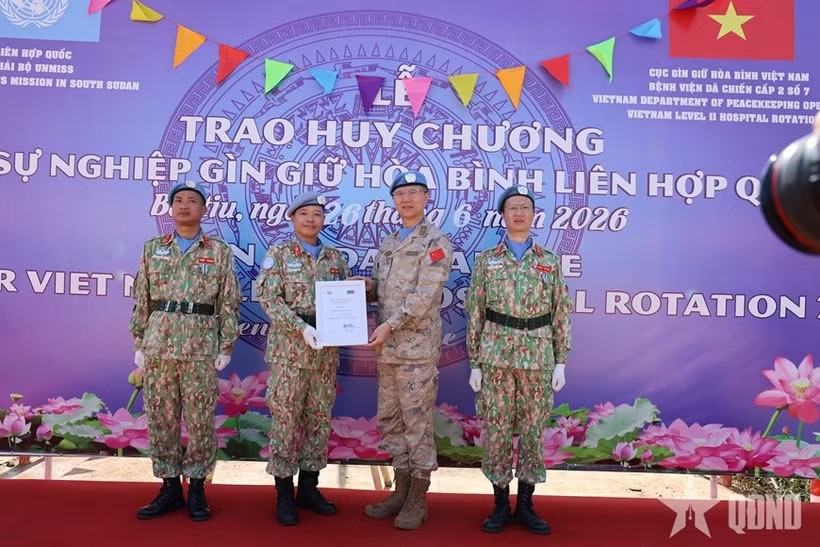 Major General Junhui Wu, Force Commander of UNMISS, presents the certificate awarding the United Nations Medal Vietnam's Level-2 Field Hospital Rotation 7 to the Director of the hospital. (Source: qdnd.vn)