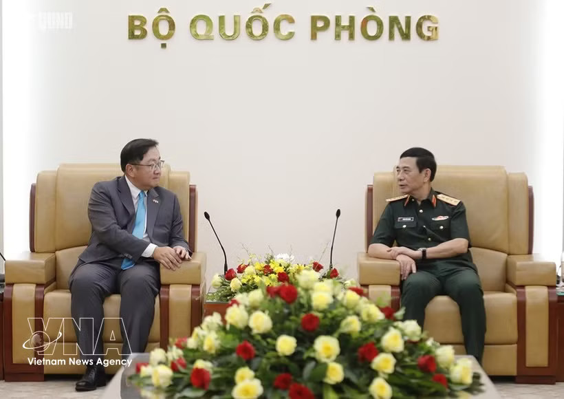 Vietnamese Deputy Prime Minister and Minister of National Defence General Phan Van Giang (right) receives Malaysian Ambassador Dato' Tan Yang Thai. (Photo: qdnd.vn) 