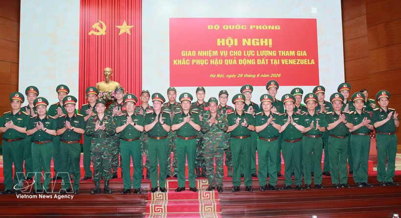 General Nguyen Tan Cuong (seventh from left, first row), Chief of the General Staff of the Vietnam People’s Army and Deputy Minister of National Defence, poses for a photo with officers and servicemen before their departure for Venezuela to carry out humanitarian assistance and disaster-relief missions. (Photo: VNA)