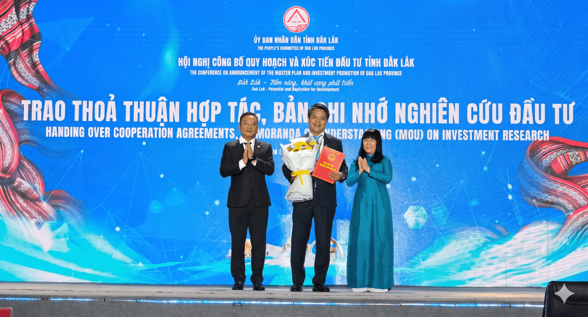 Ông Vũ An - Phó Tổng Giám đốc PVFCCo - Phú Mỹ nhận Bản ghi nhớ hợp tác nghiên cứu đầu tư từ lãnh đạo UBND tỉnh Đắk Lắk tại lễ ký kết
