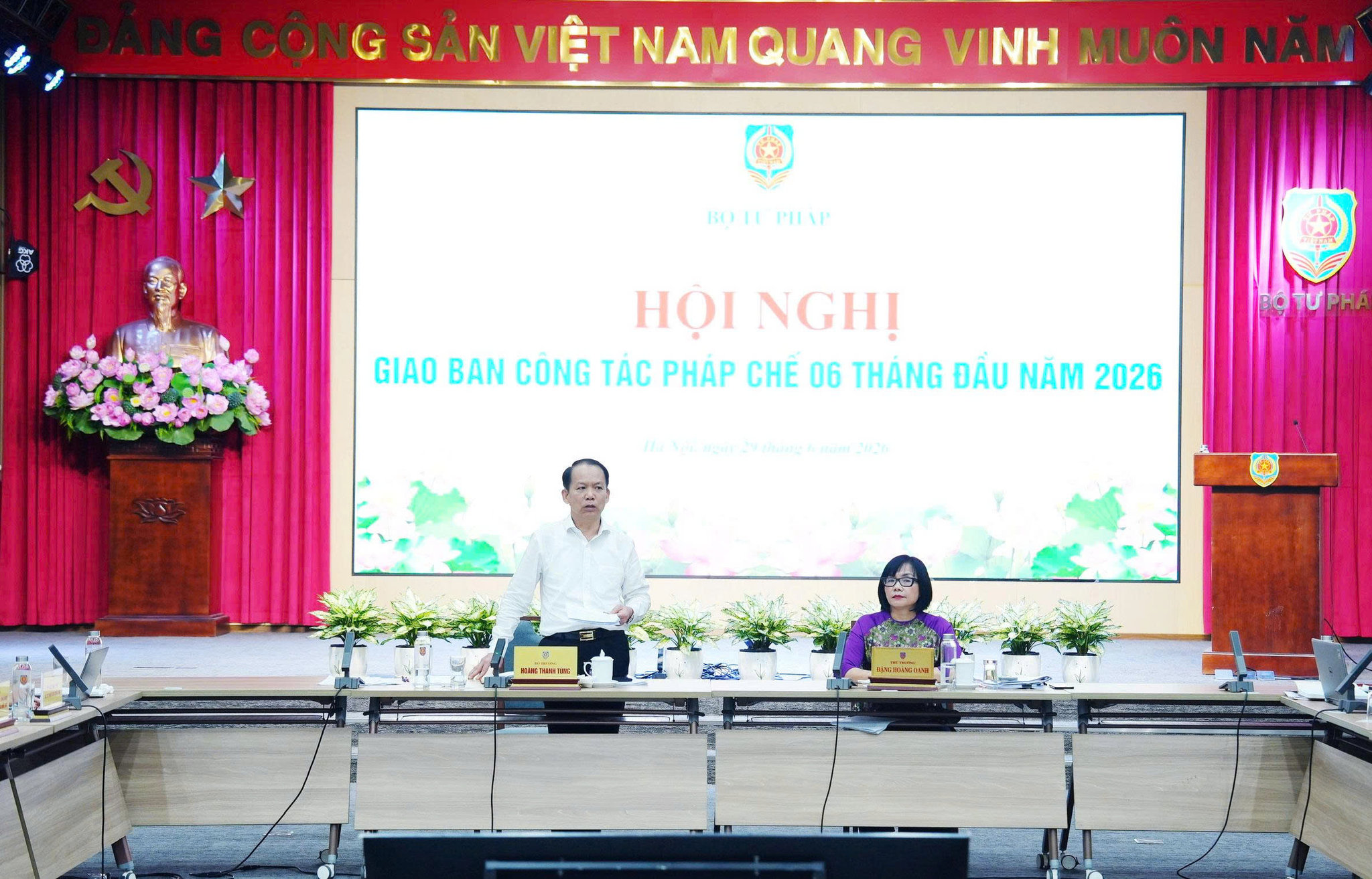 Bộ trưởng Bộ Tư pháp Hoàng Thanh Tùng chủ trì hội nghị