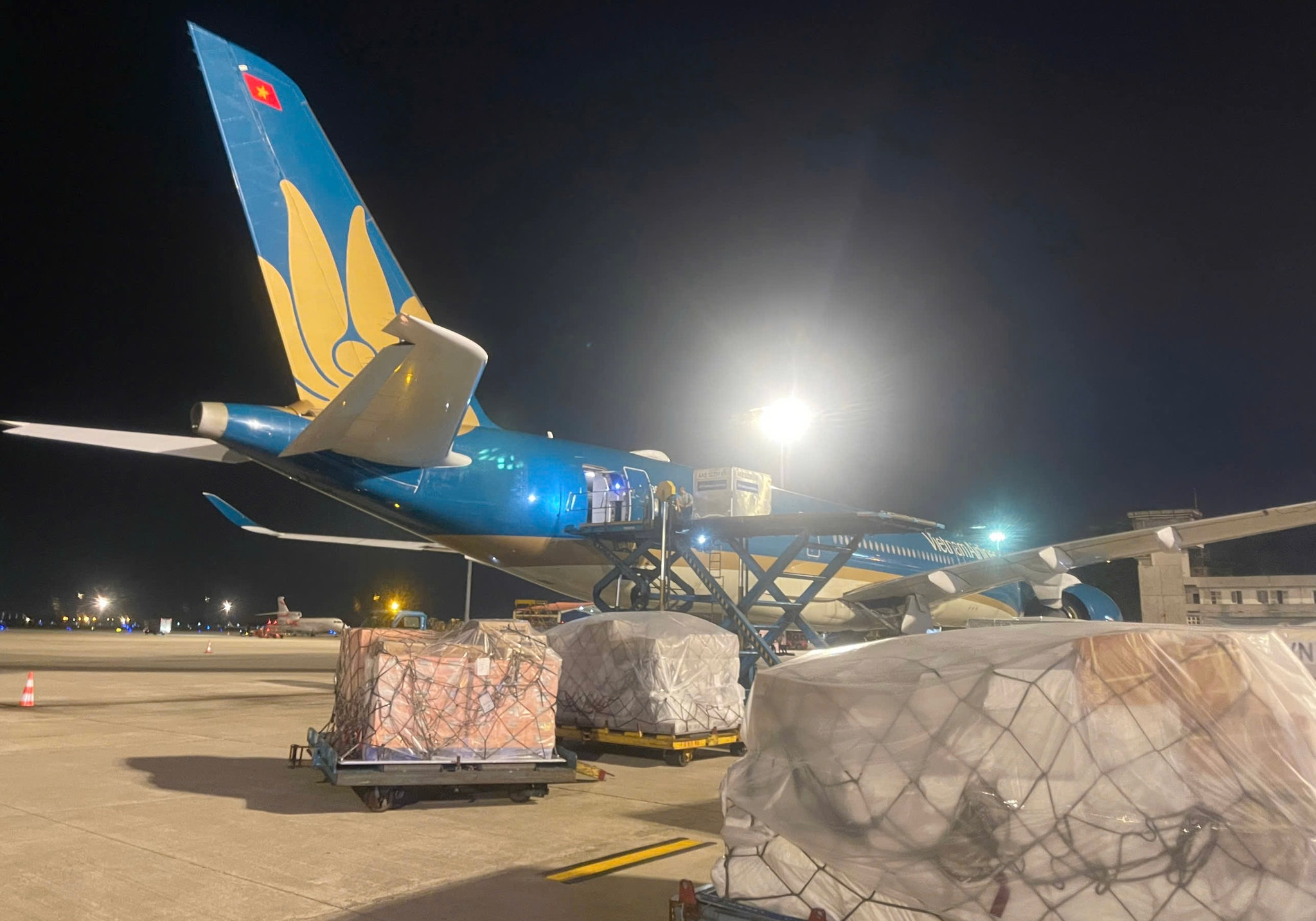 1.1. Tối 29_6, Vietnam Airlines đã thực hiện chuyến bay thứ hai vận chuyển hàng hóa hỗ trợ của Việt Nam tới Venezuela, nhằm giúp đỡ nước bạn vượt qua thảm họa động đất