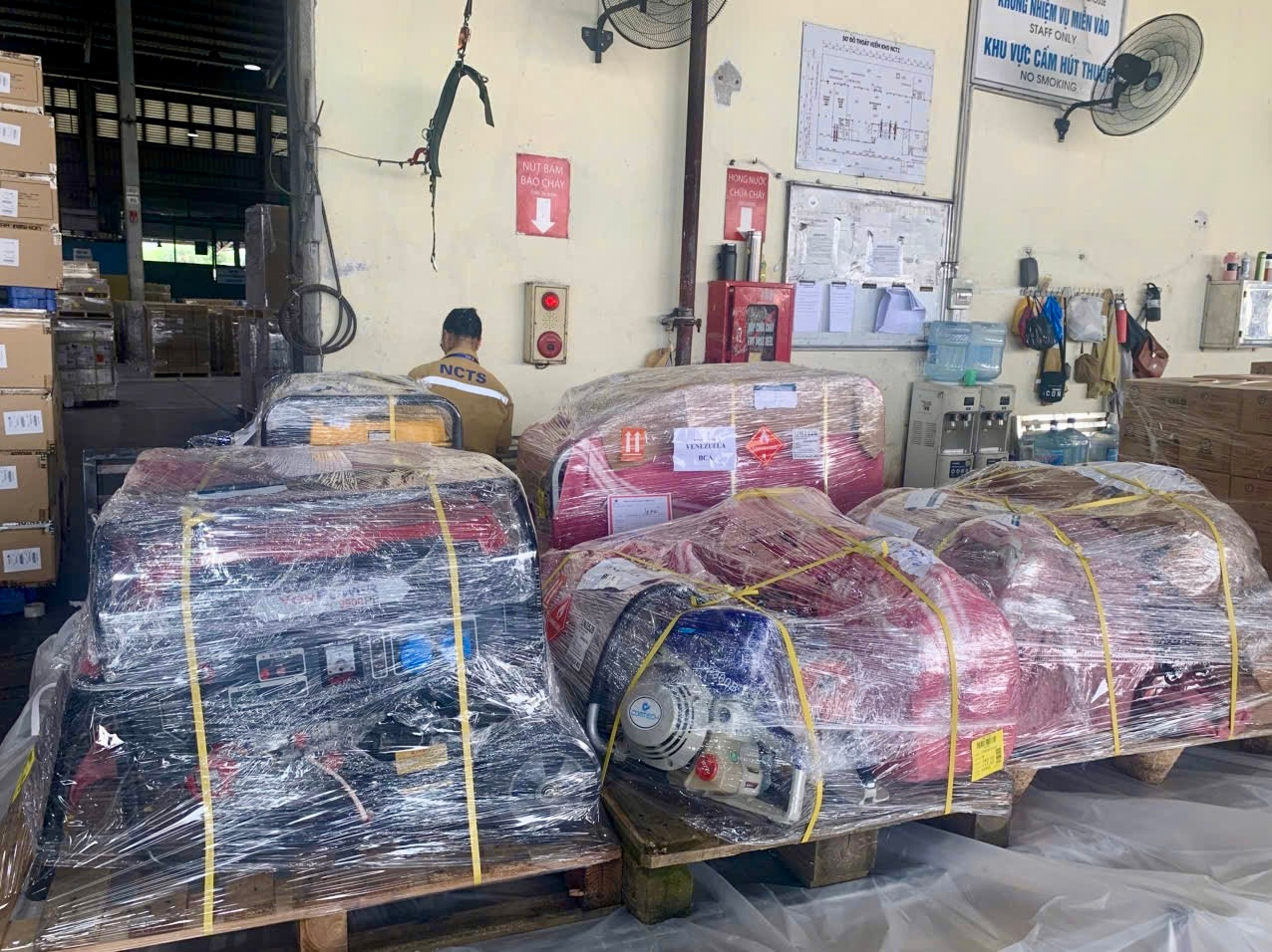 3.2. Trước đó, các lô hàng hỗ trợ được đóng gói, kiểm tra cẩn thận trước khi tiến hành các bước tiếp theo của quy trình vận chuyển