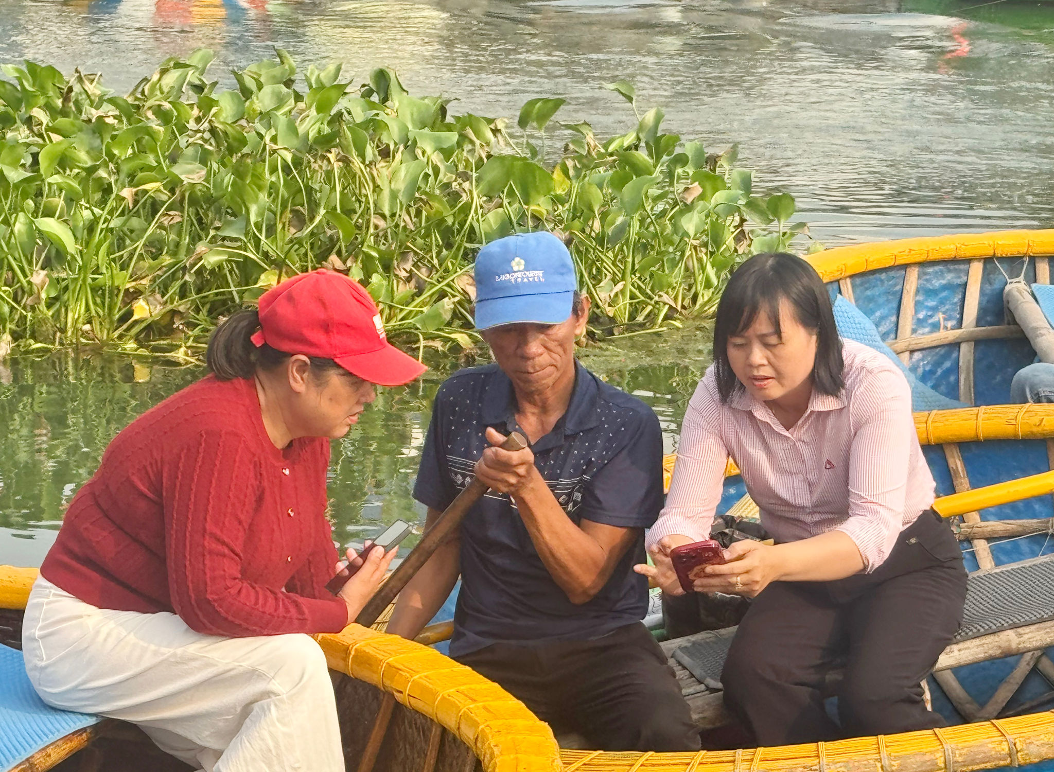 Cán bộ NHCSXH Hội An Đông hướng dẫn hộ vay sử dụng các dịch vụ của Ngân hàng qua app.