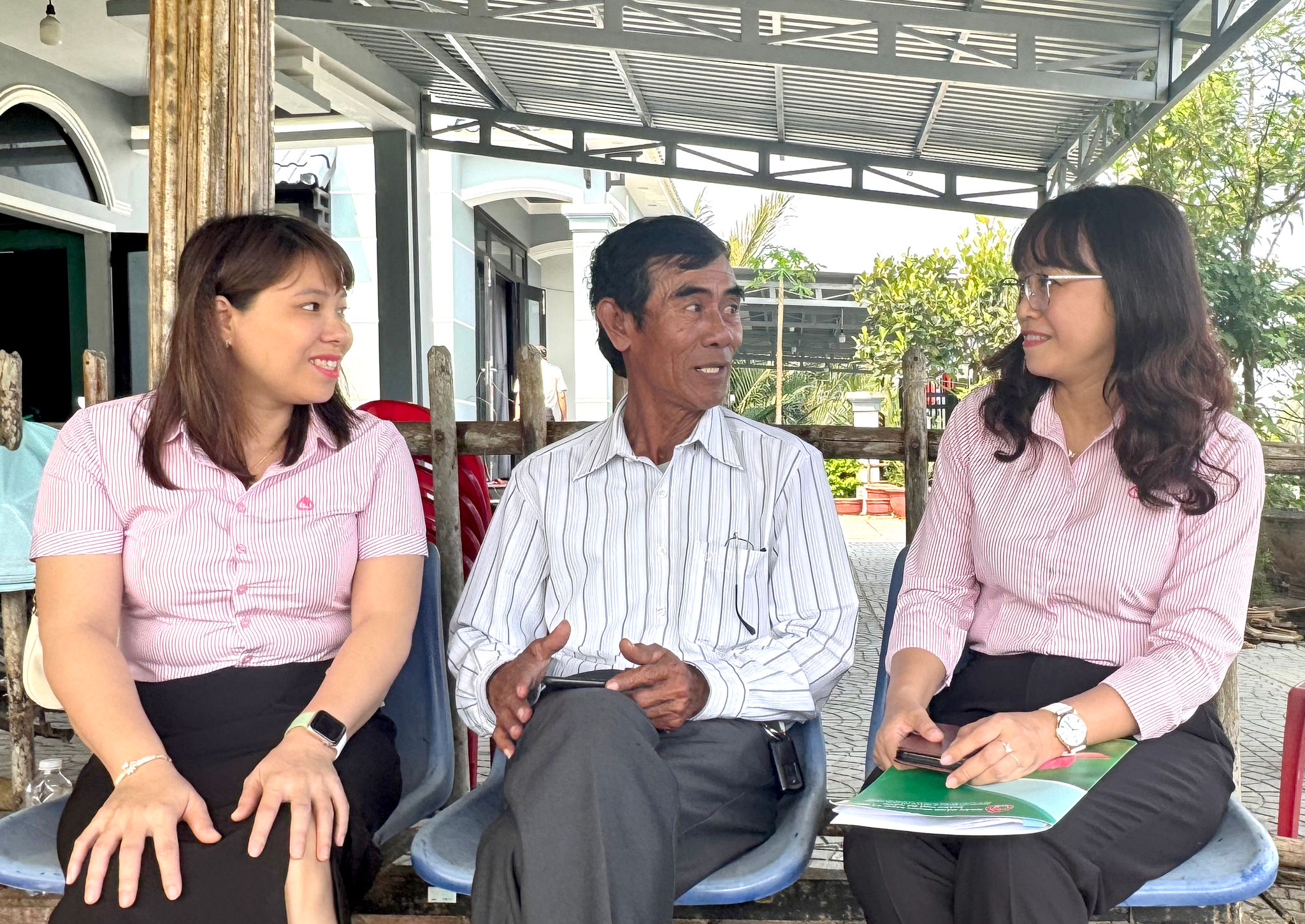 Ông Trần Rô – Tổ trưởng Tổ Tiết kiệm và vay vốn Thanh Tam xuống tận bến thuyền đôn đốc và thu lãi định kỳ, giúp anh Trần Cư không phải mất thời gian đi lại.