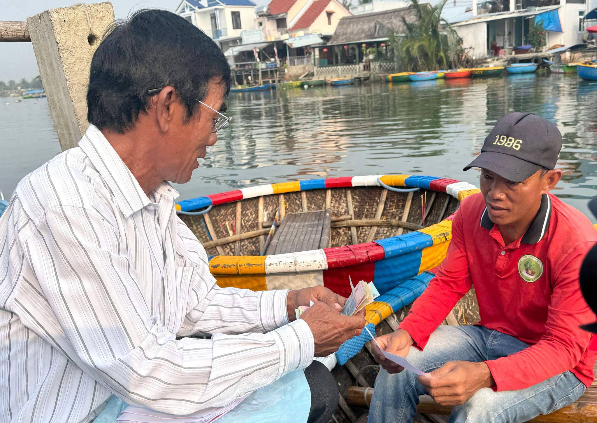 Ông Trần Rô – Tổ trưởng Tổ Tiết kiệm và vay vốn Thanh Tam xuống tận bến thuyền đôn đốc và thu lãi định kỳ, giúp anh Trần Cư không phải mất thời gian đi lại.