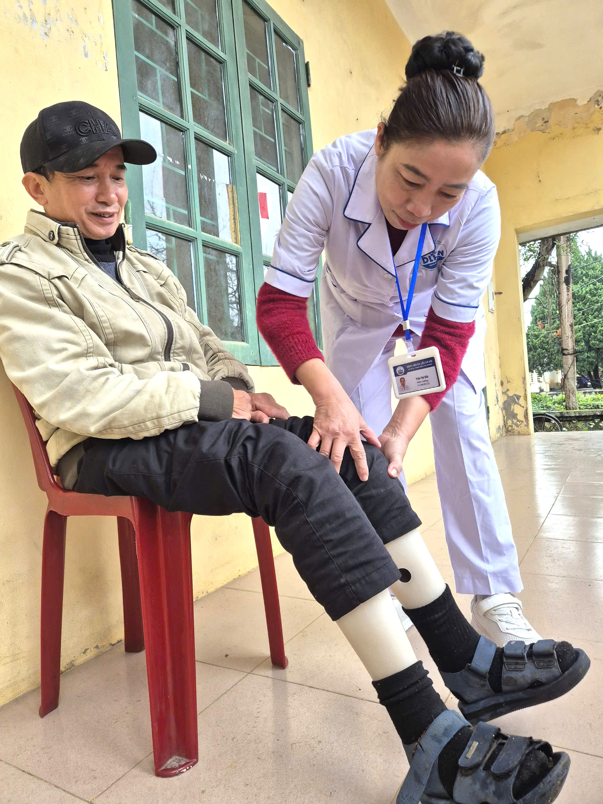 BN Đặng ĐÌnh Úy trên đôi chân mới
