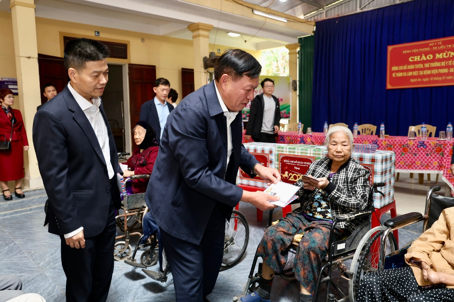 Bộ Y tế, Bệnh viện Da liễu Trung ương thăm, tặng quà cho bệnh nhân phong tại Khu điều trị phong Quỳnh Lập (Nghệ An).2