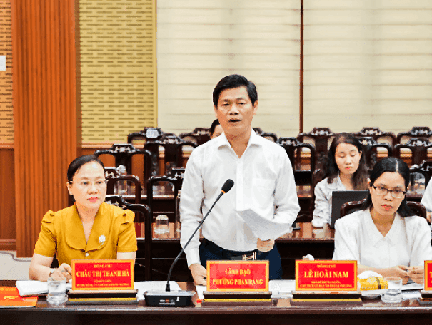 dai-dien-lanh-dao-dia-phuong-phat-bieu-tai-buoi-lam-viec-1-.png