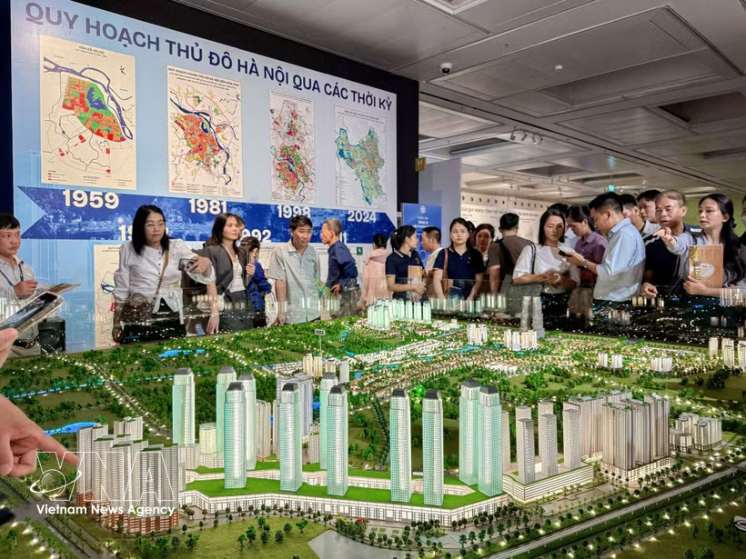 Hanoi residents are interested in exploring the 100-year urban planning vision for the capital city. (Photo: VNA)