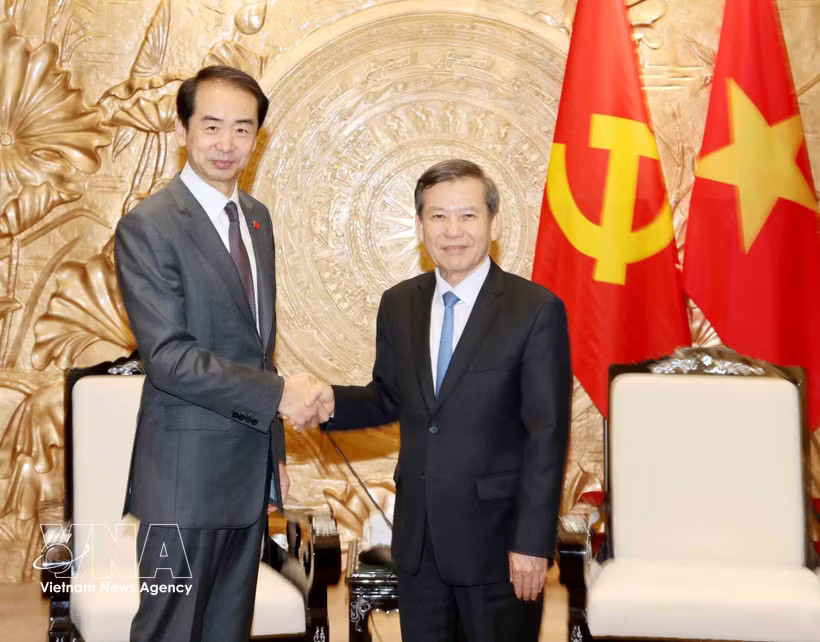 Head of the CPV Central Committee's Commission for Internal Affairs Le Minh Tri (R) and Chinese Ambassador to Vietnam He Wei. (Photo: VNA)