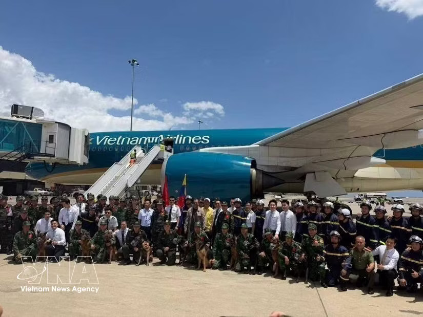 The Vietnamese team at the airport. (Photo: VNA) vnanet-u.jpg